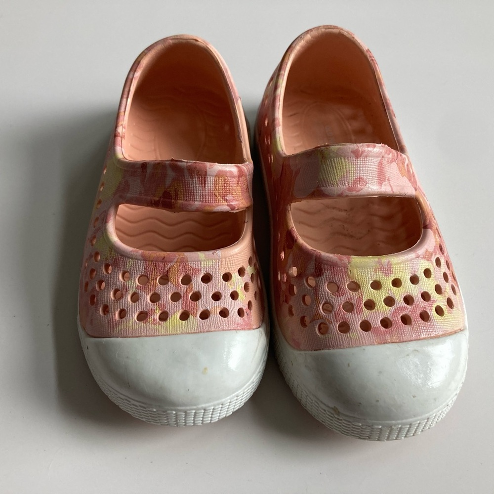 Old navy sandals size 4